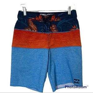BILLABONG PLATINUM TRIBONG STRETCH BOARD-SHORTS SIZE 14.